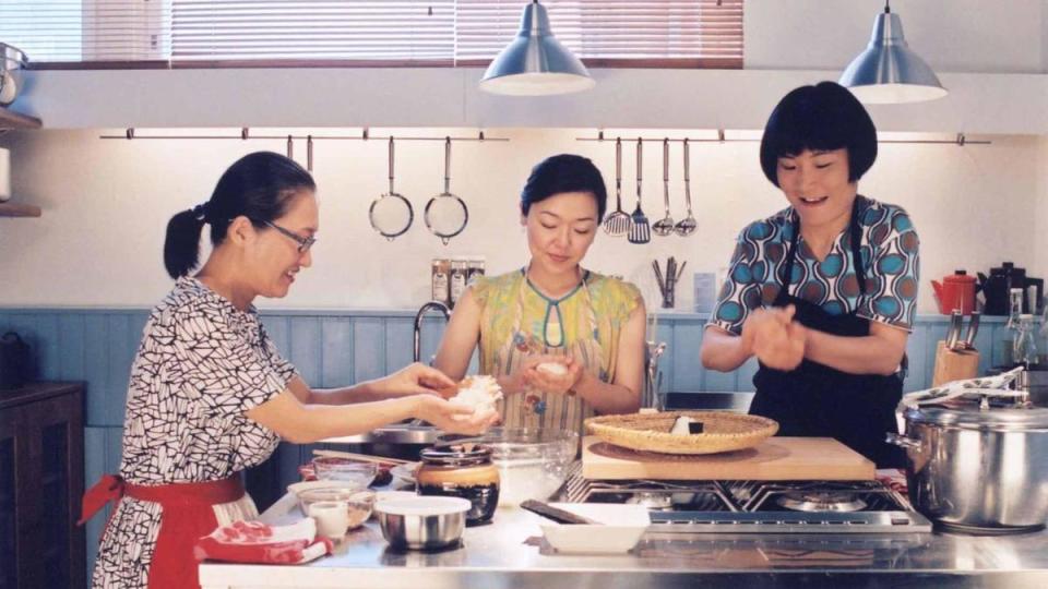 《海鷗食堂》描繪罇真佐子（左起） 、小林聰美  、片桐入赴芬蘭開日式食堂的故事，暖心療癒的劇情寫下5.8億日圓的票房成績。（翻攝自myVideo）