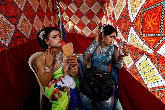 Eunuchen legen ihr Make-up für das „Raksha Bandhan“-Festival im indischen Mumbai auf. (Bild: Danish Siddiqui/Reuters)