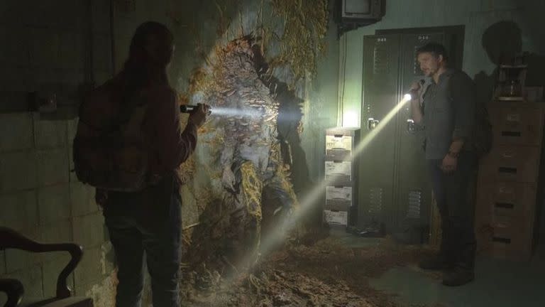 Una escena del drama televisivo postapocalíptico de HBO The Last of Us que muestra un cuerpo consumido por hongos Cordycep