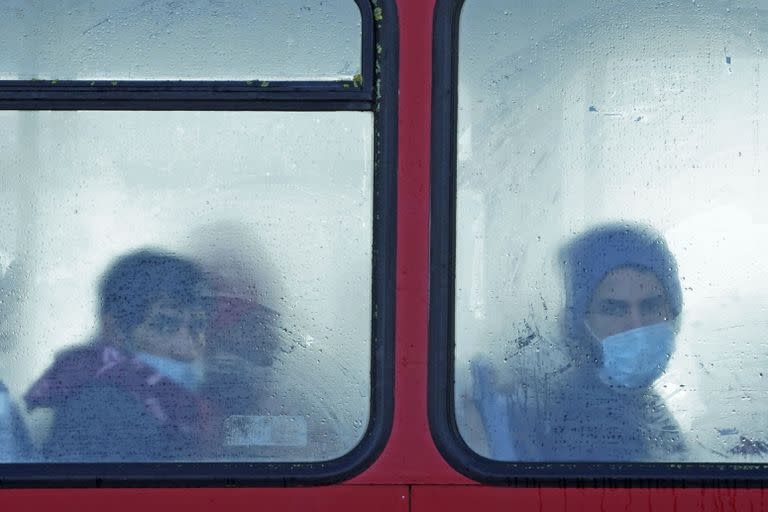 Migrantes en un ómnibus esperan un traslado en Dover. (Gareth Fuller/PA via AP)