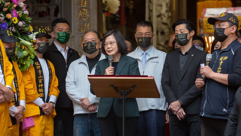  蔡英文與林昶佐共同扶轎，並祈求青山王保佑鄉親。（圖／總統府提供）