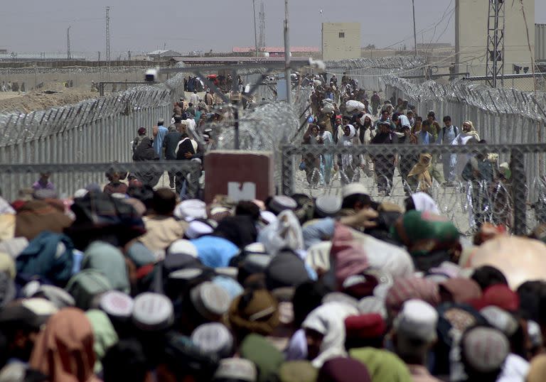 Personas varadas cruzando la frontera entre Pakistán y Afganistán, en Chaman, Pakistán