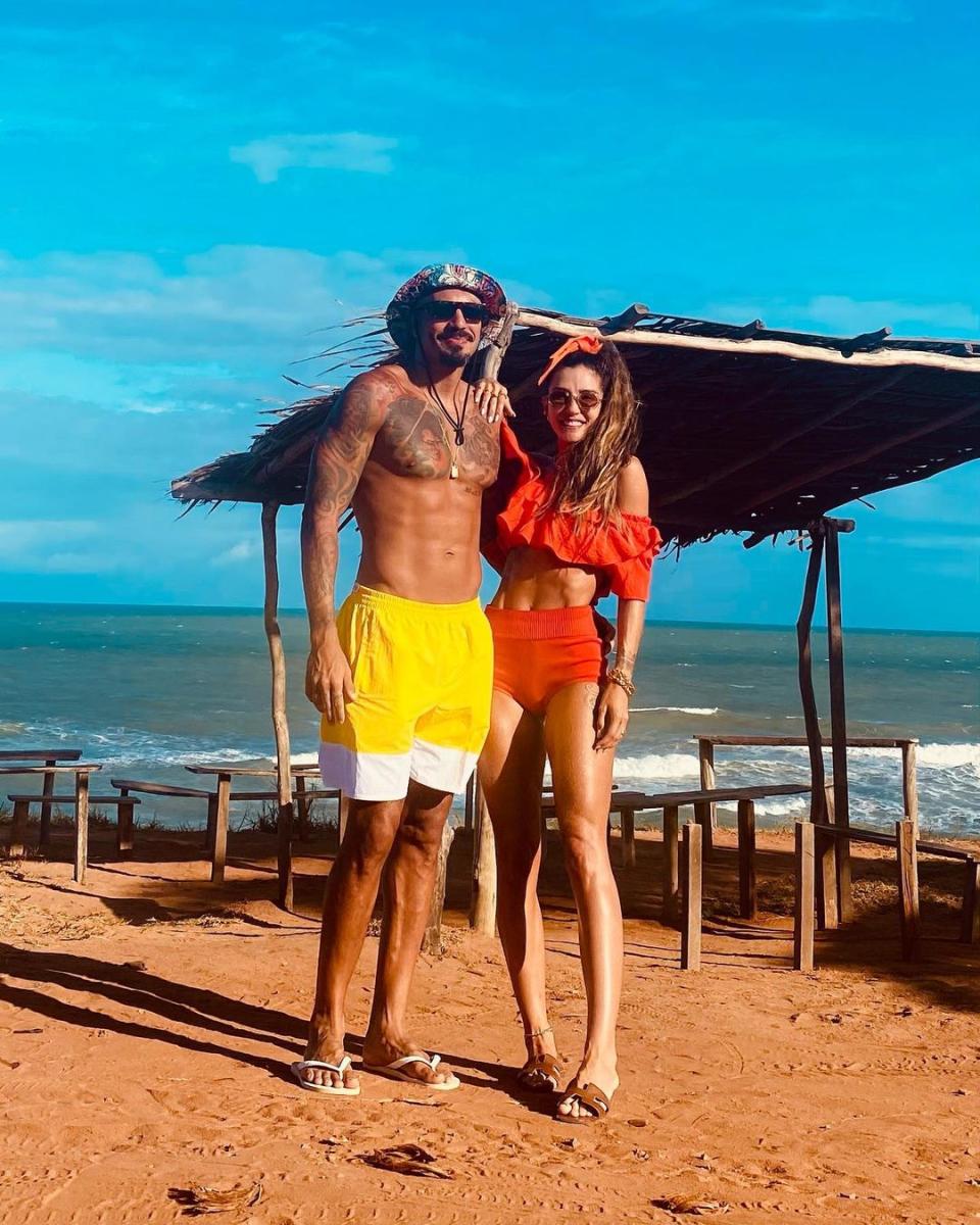 A praia de Pipa, no Rio Grande do Norte, é o cenário paradisíaco das férias de Ano Novo do casal de ex-BBBs. (Foto: Reprodução/Instagram @femedeirostt)