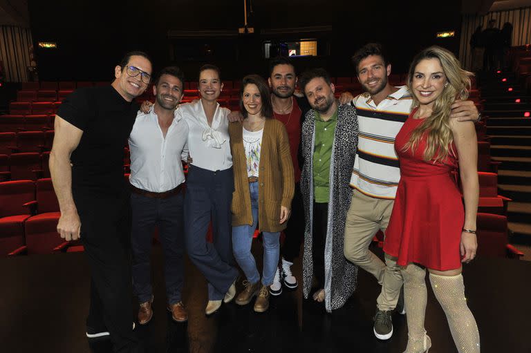 Después de la función, el elenco siguió el festejo en un resto de la zona donde no sólo celebró el éxito sino también el cumpleaños de Nacho Di Marco, uno de los protagonistas de la obra