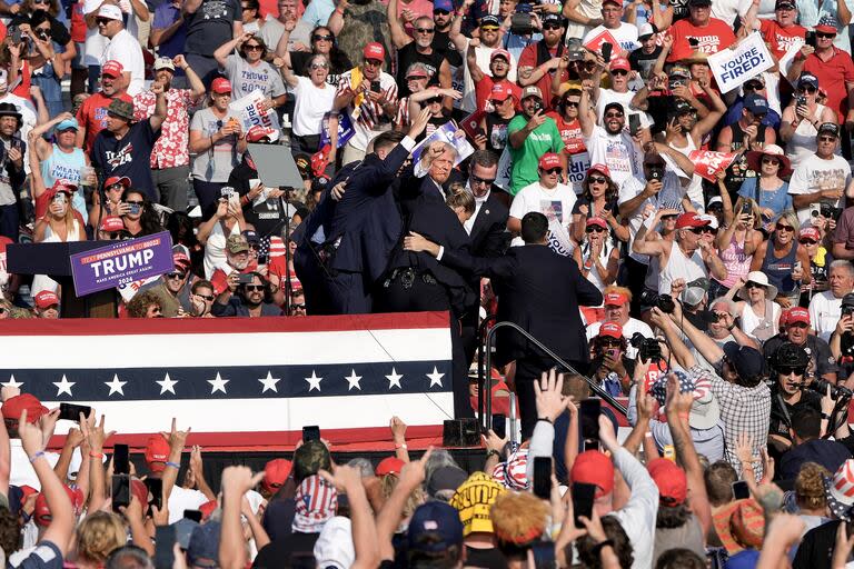 Donald Trump en el escenario del mitin de campaña en Butler (Eric Lee/The New York Times)