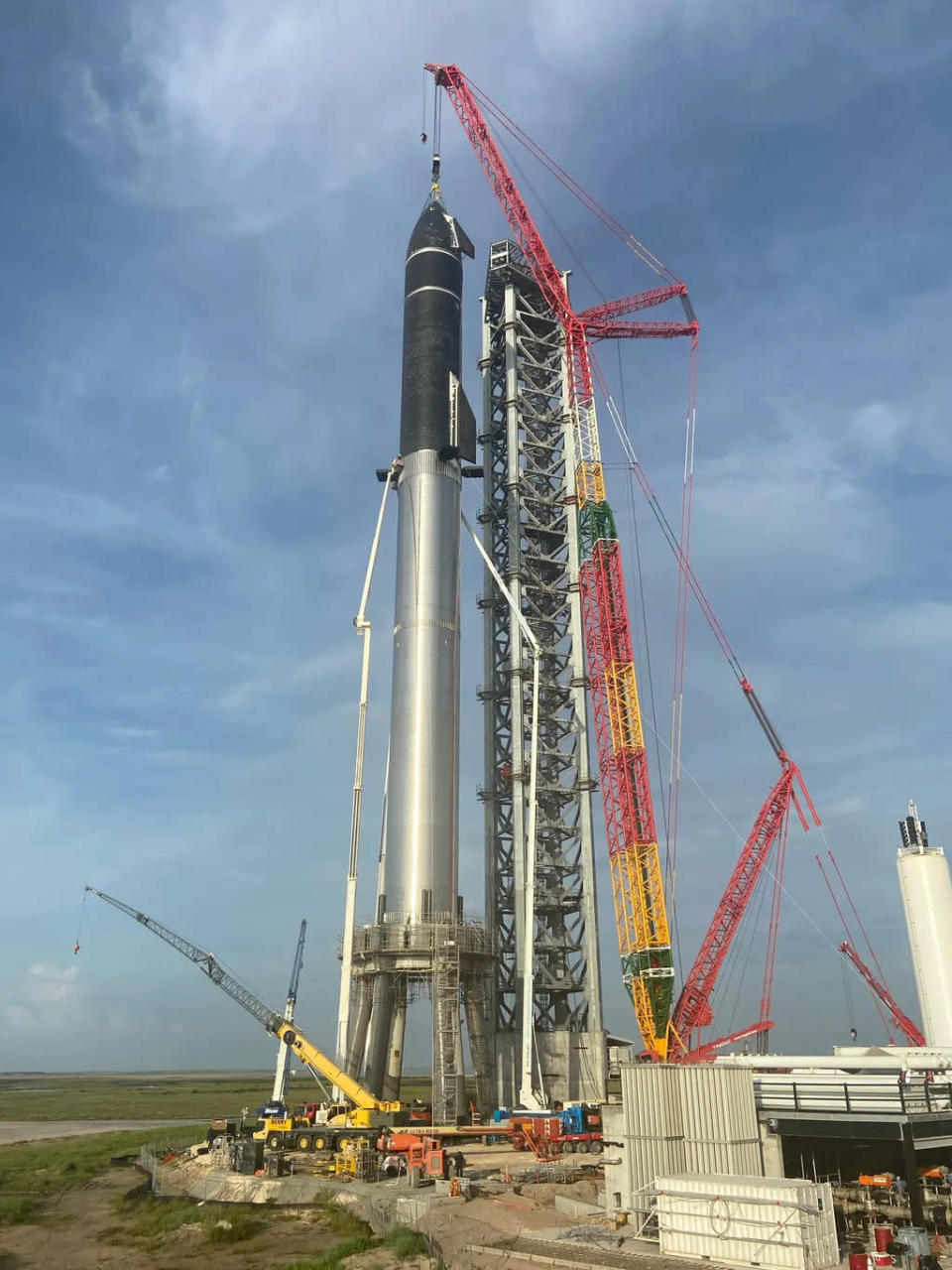 O conjunto Starship + Super Heavy alcança 120 m de altura, o mais alto sistema de lançamento espacial já construído (Imagem: Reprodução/Elon Musk/Twitter)