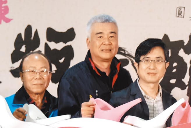 竹東鎮代會主席陳昌平（中）因2018年「落日計畫」LED案涉嫌貪瀆、圖利廠商及有串證之虞被羈押禁見。（羅浚濱攝）