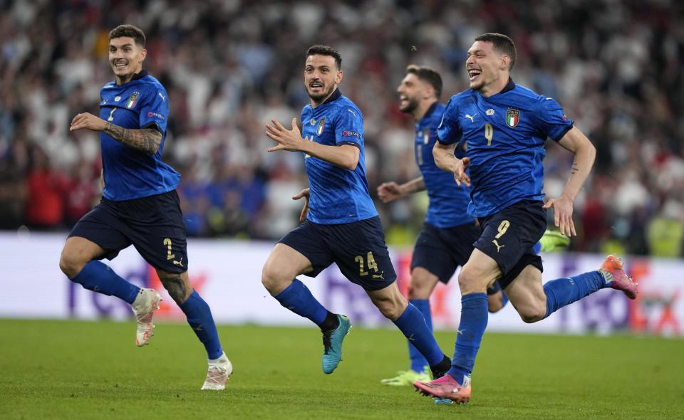 Los jugadores de Italia celebran tras derrotar a Inglaterra por penales en la final de la Euro 2020, el domingo 11 de julio de 2021. (AP Foto/Frank Augstein, Pool)