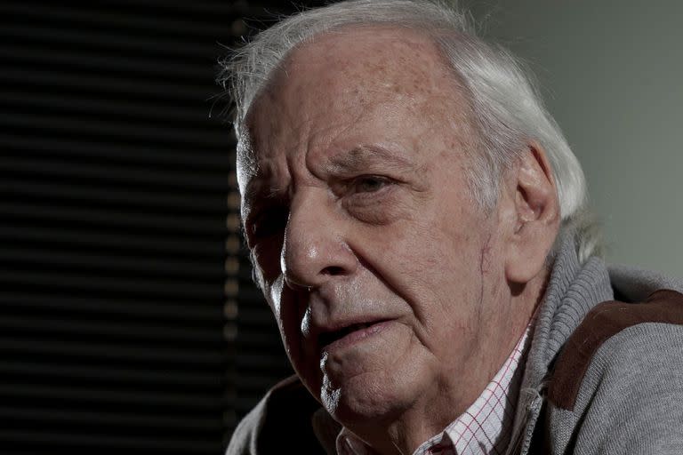 César Luis Menotti, actual director de Selecciones Argentinas, llegó a Huracán cuando Doval se había ido, pero le dio pocas oportunidades como DT del seleccionado