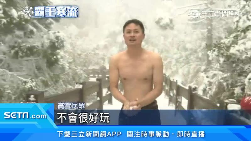 這位爸爸在雪地裡和小孩玩起躲避雪球。