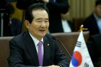 Chung Sye-kyun, primer ministro de Corea del Sur, percibe un sueldo anual de <strong>173.347 euros</strong>, 4,8 veces la media salarial en su país, que asciende a los 35.389. (Foto: Gokhan Balci / Anadolu Agency / Getty Images).