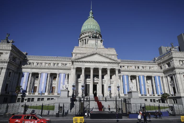 Preparativos y seguidores de Milei en el Congreso de la Nación para la asunción presidencial