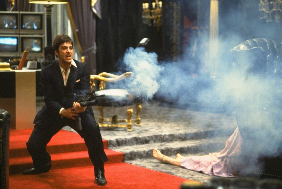 "Say hello to my little friend!" Er beginnt ganz unten, als kubanischer Flüchtling, und steht am Schluss ganz oben auf der Karriereleiter: Tony Montana, gespielt von Al Pacino, erreicht in "Scarface" (1983) seine Ziele mit Skrupellosigkeit und Cleverness in der Halbwelt der amerikanischen Drogenmafia. (Bild: Universal)