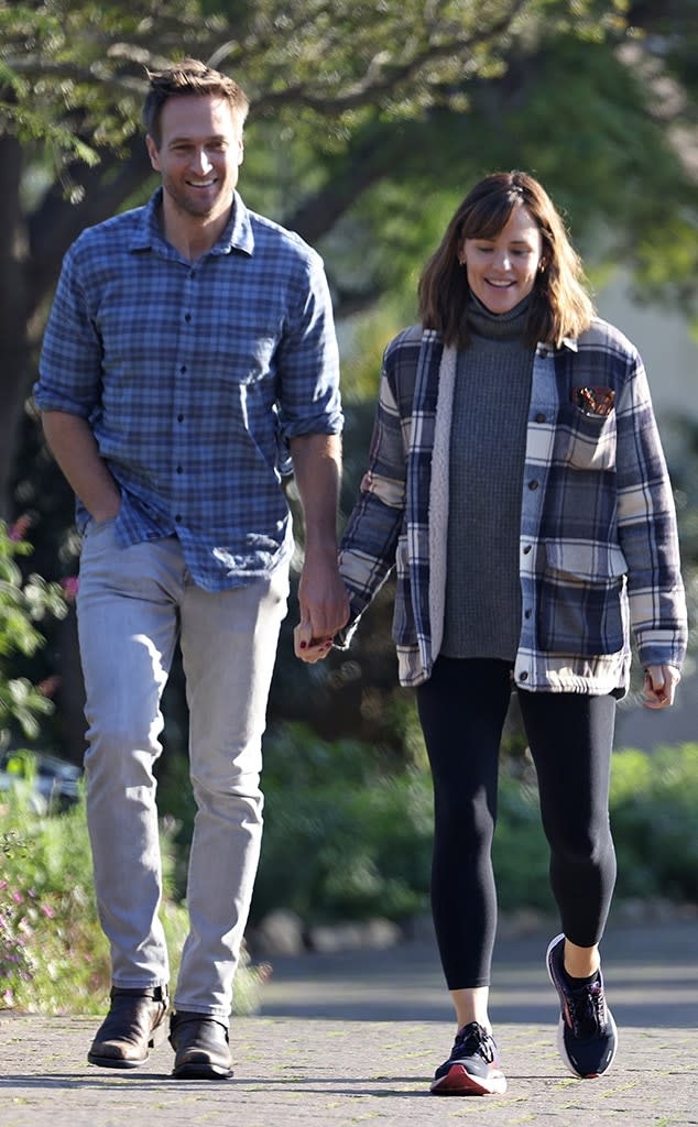 Jennifer Garner and Boyfriend John Miller Hold Hands on Lunch Date