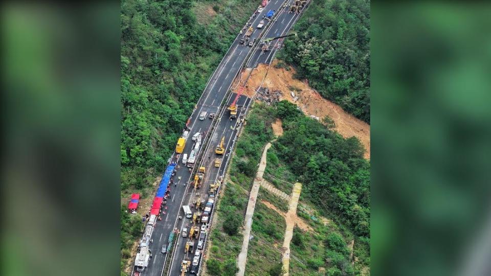 廣東梅龍高速公路1日凌晨路面塌陷。（圖／翻攝自 微博）