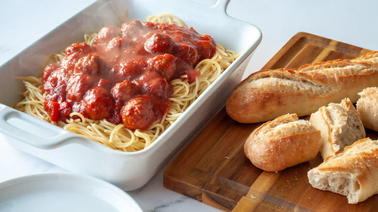 Spaghetti with meatballs in sauce with French bread