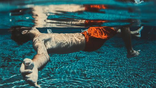 少年進到泳池裡後手被欄杆卡死，不幸溺斃。（示意圖／Pixabay）