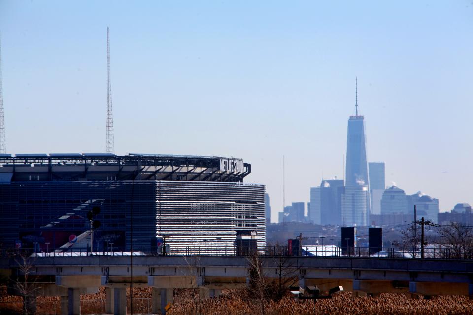 MetLife Stadium,seen from Rt. 17 in East Rutherford, with the One World Trade Center tower in the background.