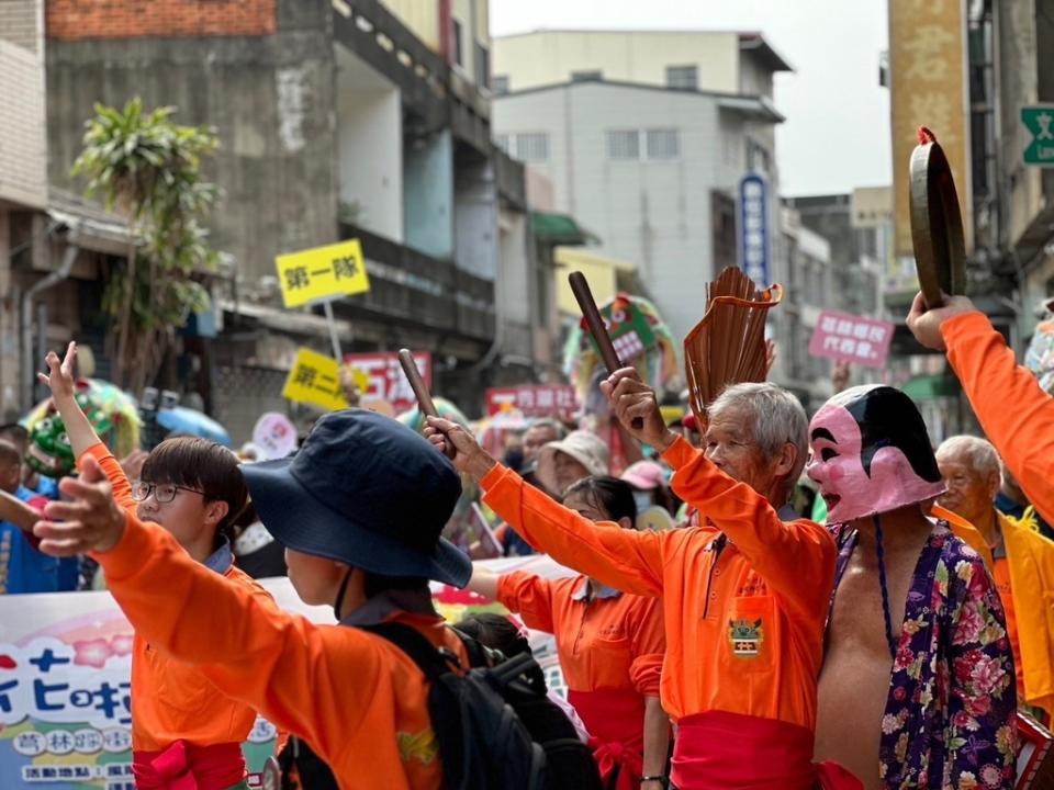 《圖說》芎林鄉公所以客家方口獅為主題，首度舉行千人踩街活動。（圖／芎林鄉公所提供）