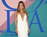 <p>Ein Ausschnitt wie ein Wasserfall. Heidi Klum zeigte ihren schönen Teint in diesem fließenden Kleid von Zac Posen, das mit einem extrem tiefen Ausschnitt versehen war. Der goldene Schmuck highlightete das schöne Dekolleté zusätzlich. (Bild: AP Photo) </p>