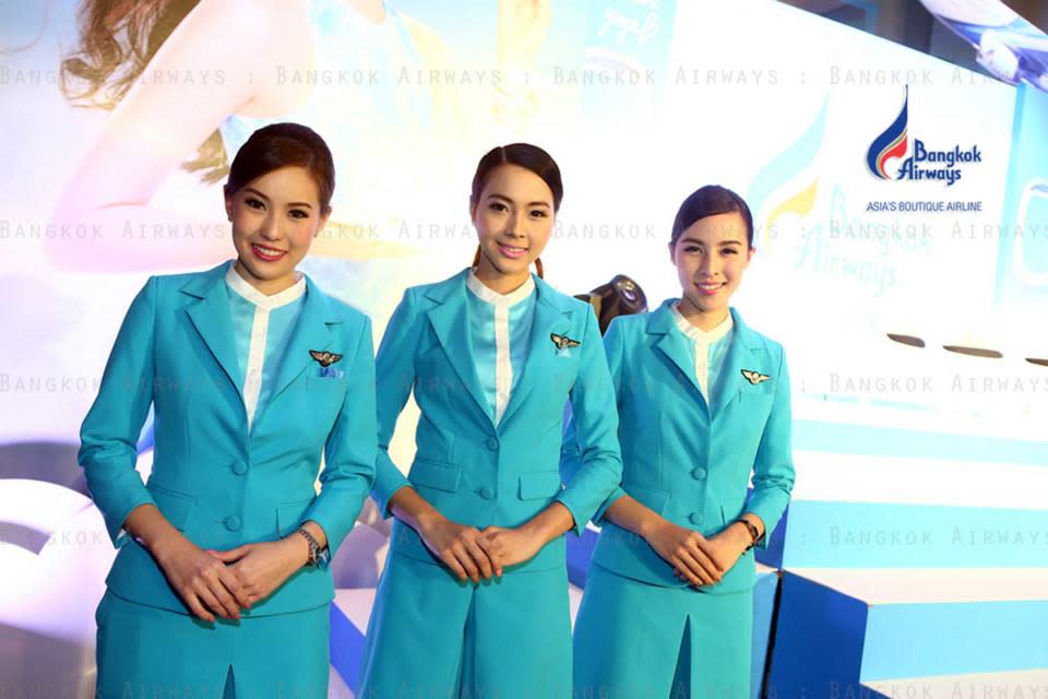 Bei Bangkok Airways dominieren strahlendes Hellblau und Weiß die Uniformen – kein Wunder, denn das sind die Logofarben der asiatischen Fluggesellschaft. Designt vom thailändischen Label Asava greifen die hübschen Blusen den traditionellen Kleidungsstil des Landes auf.