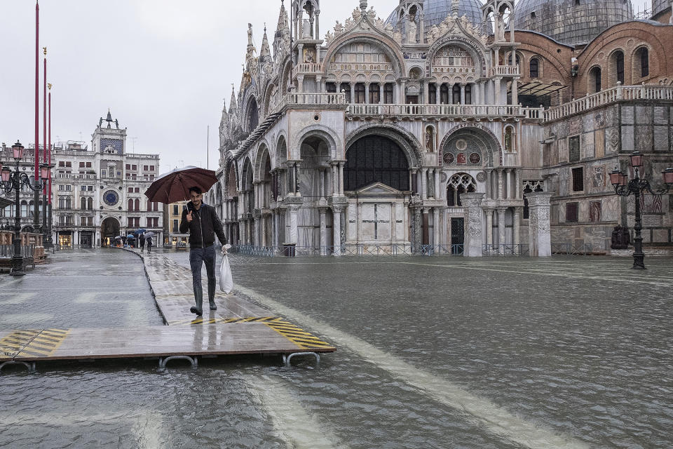 L'Amministrazione comunale di Venezia presenterà richiesta di stato di crisi alla Regione Veneto. Il sindaco Brugnaro: "Tutti i cittadini e le imprese raccolgano materiale utile a dimostrare i danni subiti con fotografie, video, documenti o altro nei prossimi giorni comunicheremo le modalità precise per la richiesta di contributo". Disposta intanto la chiusura delle scuole di Venezia e isole di ogni ordine e grado. (Photo by Stefano Mazzola/Awakening/Getty Images)