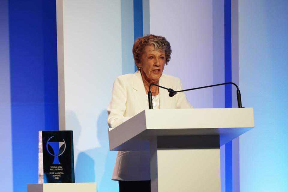 La miembro del equipo Susie Maxwell Berning habla durante la incorporación al Salón de la Fama del Golf Mundial 2022 en el PGA TOUR Global Home el 9 de marzo de 2022 en Ponte Vedra Beach, Florida. (Foto de Sam Greenwood/Getty Images)