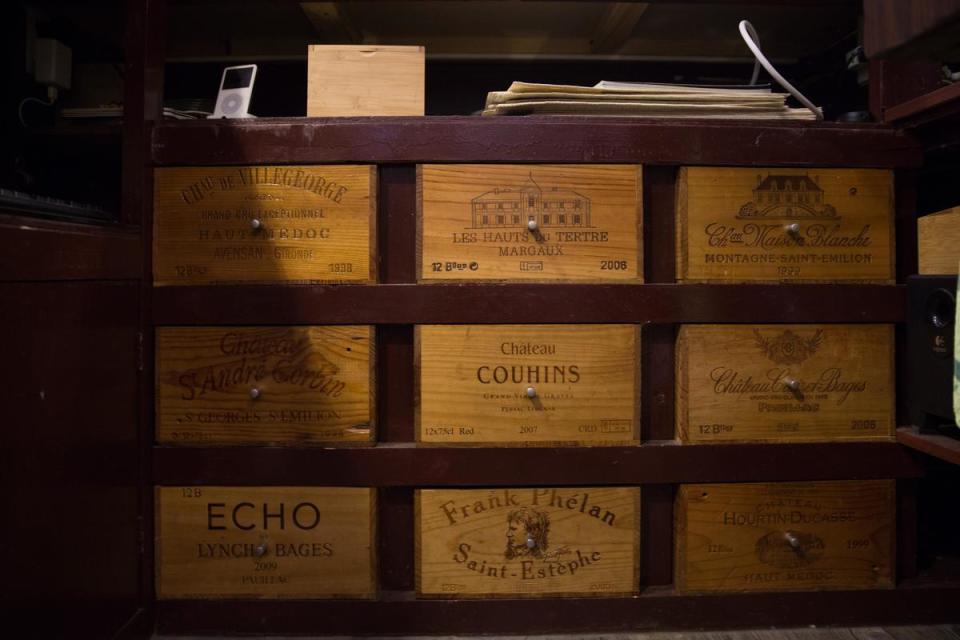 紅酒箱堆組成有味道的木櫃。