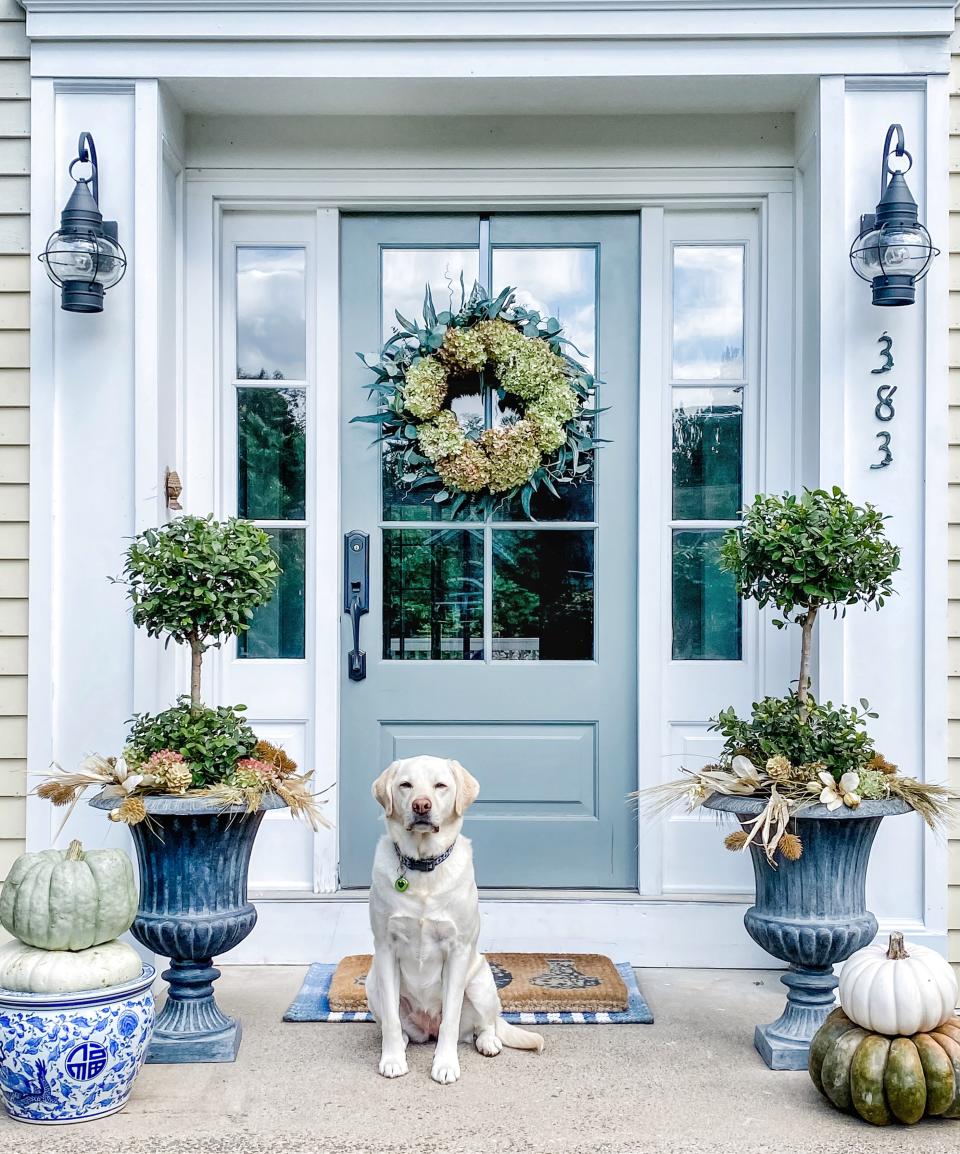 fall front door decor, blue door with autumn wreath