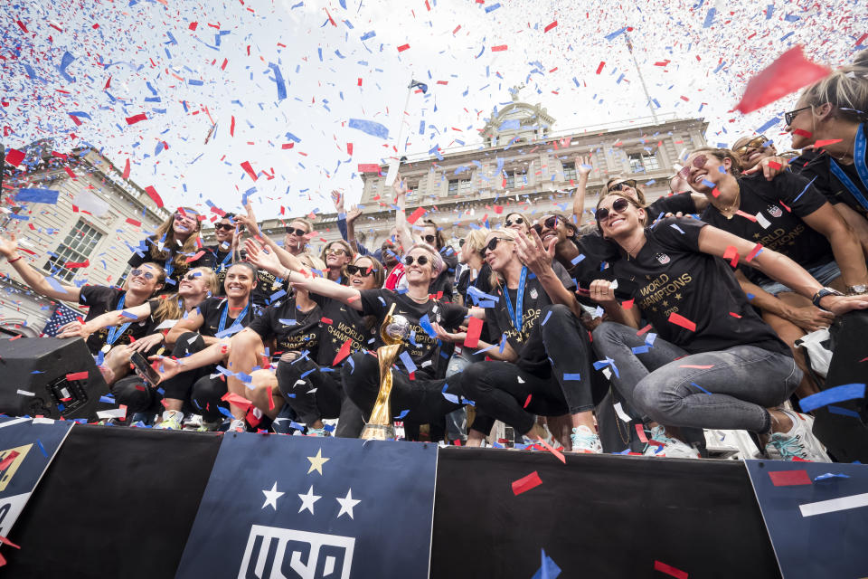 Las integrantes de la Selección Femenina de Fútbol de EE. UU. se paran frente al Trofeo de la Copa Mundial de la FIFA 2019 y reciben una lluvia de confeti. Cada miembro del equipo obtuvo una llave de la ciudad después de ganar el título de la Copa Mundial de la FIFA 2019, su cuarto título, jugado en Francia contra Holanda, en la ceremonia realizada en Nueva York el 10 de julio de 2019. (Foto: Ira L. Black/Corbis a través de Getty Images)