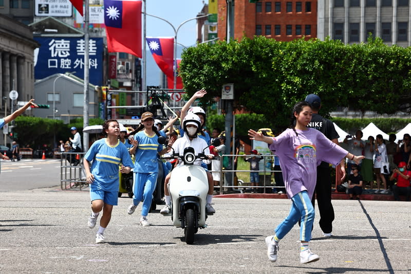 總統就職典禮在即　表演團體府前彩排（2） 中華民國第16任總統副總統就職典禮暨慶祝大會20日 將舉行，18日下午各組表演團隊在總統府前彩排走 位，現場有學生及新型電動機車繞場，一旁也有不少 圍觀人潮。 中央社記者翁睿坤攝  113年5月18日 