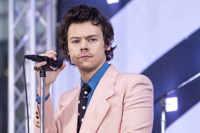 ARCHIVO - Harry Styles canta en el programa "Today" de NBC el 26 de febrero de 2020 en Nueva York. Styles recibió su primera nominación al Premio Mercury de la música británica con su tercer álbum en solitario, "Harry's House", el martes 26 de julio de 2022. (Foto por Charles Sykes/Invision/AP, archivo)