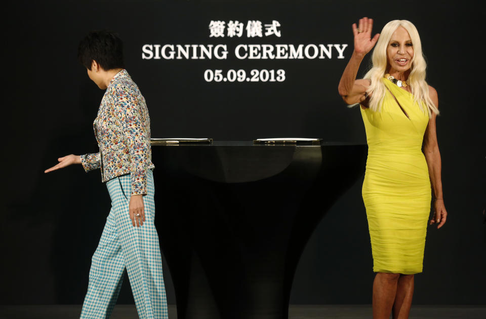 Angela Leong, Managing Director of SJM, left, and Donatella Versace attend the Palazzo Versace Macau signing ceremony in Macau Thursday, Sept. 5, 2013. Italian fashion house Versace and Macau casino company SJM said the Versace-themed hotel they're planning for the Asian gambling city will be tweaked to appeal to the local Chinese market and open in 2017. Versace and SJM Holdings signed a deal last month to build the hotel at SJM's Cotai resort in Macau. (AP Photo/Kin Cheung)