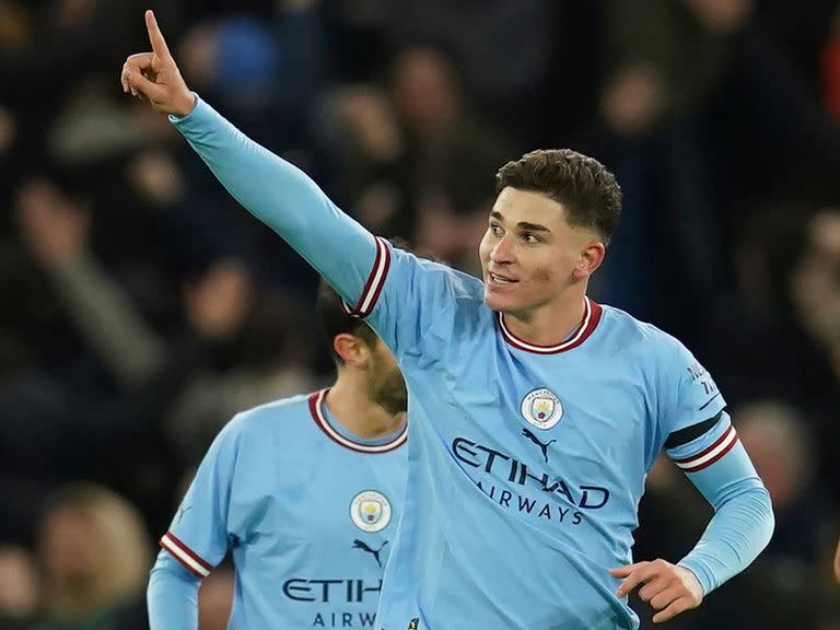 Julián Álvarez fue titular en el último partido de Manchester City y marcó un gol desde los 12 pasos