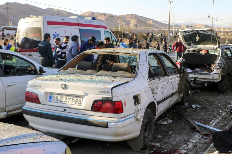 Varias personas junto a automóviles destrozados luego de unas explosiones en Kermán, Irán, el miércoles 3 de enero de 2024. (Tasnim News Agency vía AP)