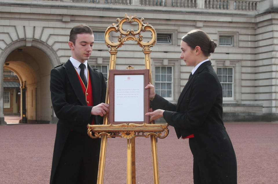 LONDON, ENGLAND - MAY 06: The official notice of the birth of a baby boy to the Duke and Duchess of Sussex on display outside Buckingham Palace on May 6, 2019 in London, United Kingdom. Meghan, Duchess of Sussex gave birth to a baby boy weighing 7lbs 3oz at 05:26 BST. (Photo by Yui Mok - WPA Pool/Getty Images)