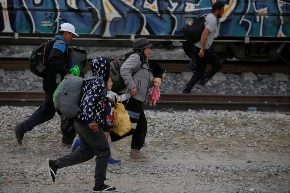 Migrantes, en su mayoría de Venezuela, corren a subir a un tren (Reuters)