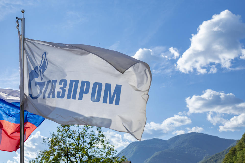 Drapeau Gazprom contre un ciel.  Gazprom est une compagnie pétrolière et gazière.  Région de Krasnodar, Russie - 22 août 2020.