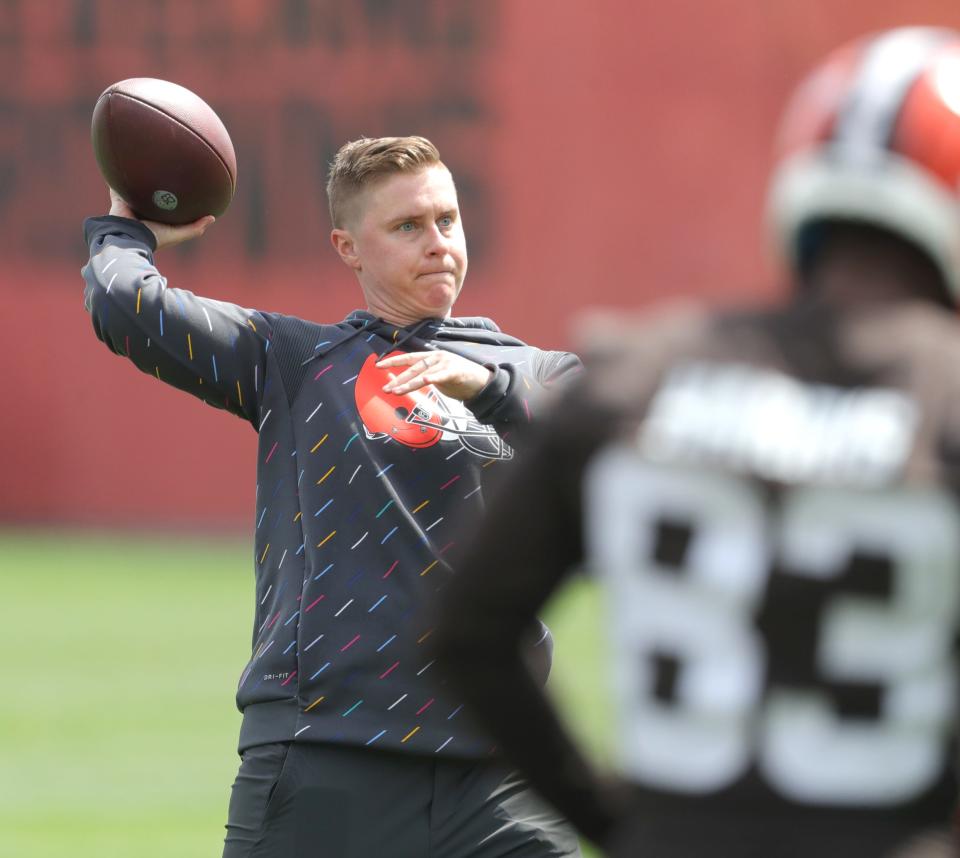 Cleveland Browns coach Callie Brownson works with the receivers during OTA workouts on Wednesday, June 8, 2022 in Berea.
