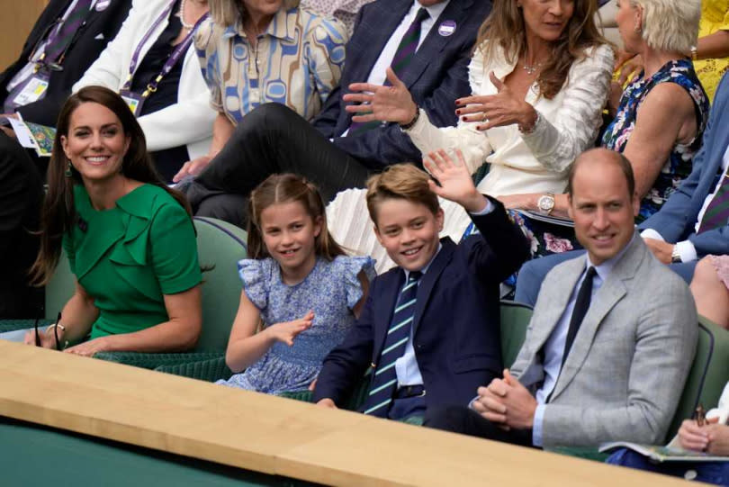 威爾斯親王威廉（右起）和喬治王子、夏綠蒂公主、威爾斯王妃凱特一家開心欣賞溫布頓男單決賽。（圖／美聯社） 