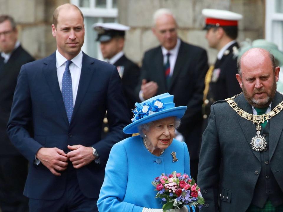 Unter anderem ließ die Queen ein Foto von sich und Enkel William bei der Ceremony of the Keys im Juni 2021 im Holyroodhouse Palast in Edinburgh, Schottland, posten. (Bild: imago/i Images)