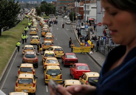 Taxi drivers protest against Uber in Bogota, Colombia, October 23, 2017. REUTERS/Jaime Saldarriaga