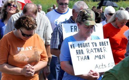 Supporters pray at the Carter County Detention Center for Rowan County clerk Kim Davis, who remains in jail for contempt of court in Grayson, Kentucky September 5, 2015. REUTERS/Chris Tilley