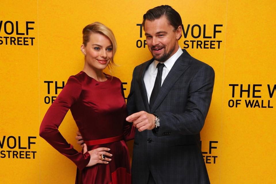 Margot Robbie y Leonardo DiCaprio participaron en una escena de sexo sobre una cama llena de dinero en ‘Wolf of Wall Street’ (Getty Images)