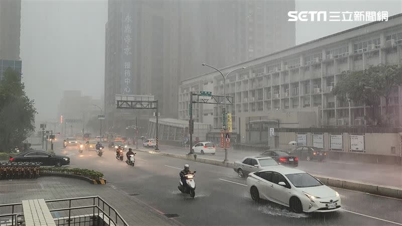 新北市多處地區均降下大雨，圖為新莊分局外雨勢狀況。（圖／記者游承霖攝影）