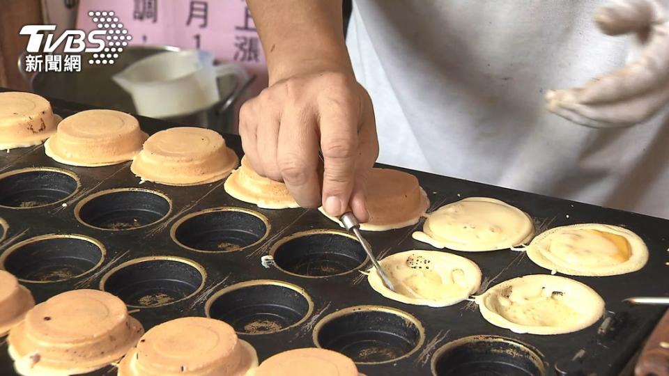 許多網友認為車輪餅及雞蛋糕最能代表台灣。（圖／TVBS資料畫面）