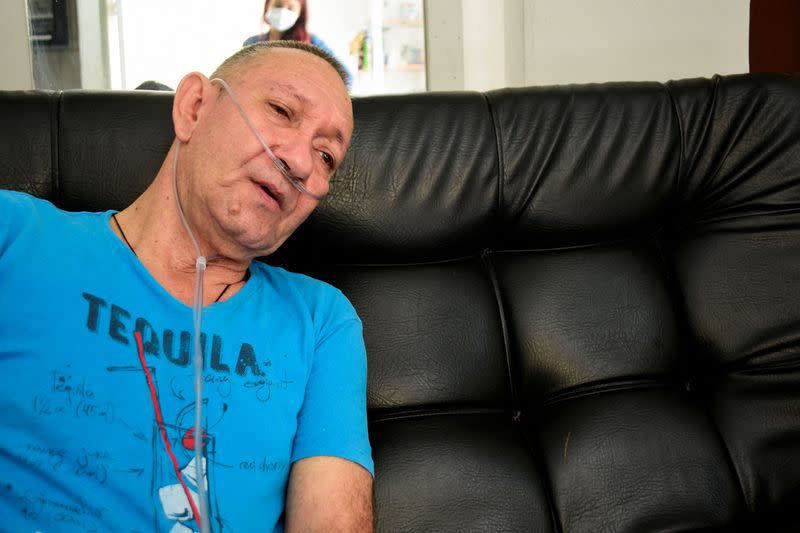 Víctor Escobar, de 60 años, quien sufría una enfermedad pulmonar obstructiva crónica y se convirtió en la primera persona en Colombia en someterse a la eutanasia por una enfermedad no terminal, se sienta en el sofá de su casa en Cali