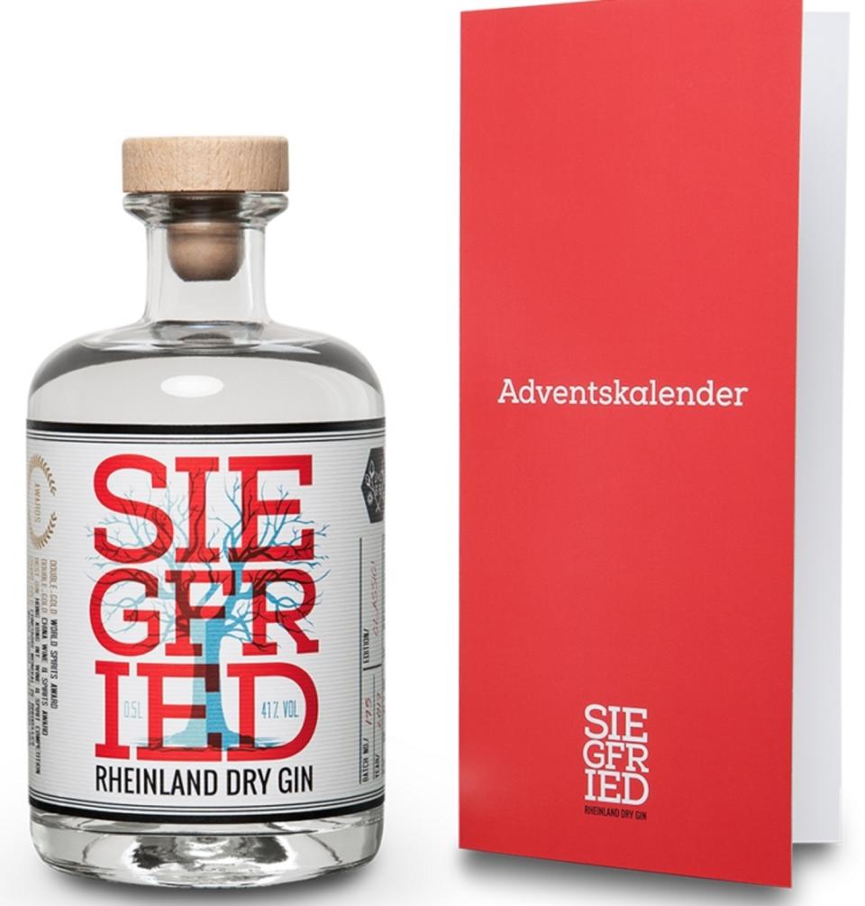 <p>Ein Adventskalender braucht nicht unbedingt Türchen. Die deutsche Destillerie Siegfried Gin verkauft zur Adventszeit ihren Wacholdergeist mit einer besonderen Gratis-Beigabe. Die Sonderedition enthält einen transparenten Aufkleber mit Skala. Er verwandelt die Flasche quasi in einen Adventskalender und zeigt an, wie viel jeden Tag genossen werden darf. Kostenpunkt: 29,90 Euro. Zum Selberbefüllen gibt es auch leere Flachmänner aus Glas mit Skala, zum Beispiel bei Asos. (Bild: Siegfried Gin) </p>