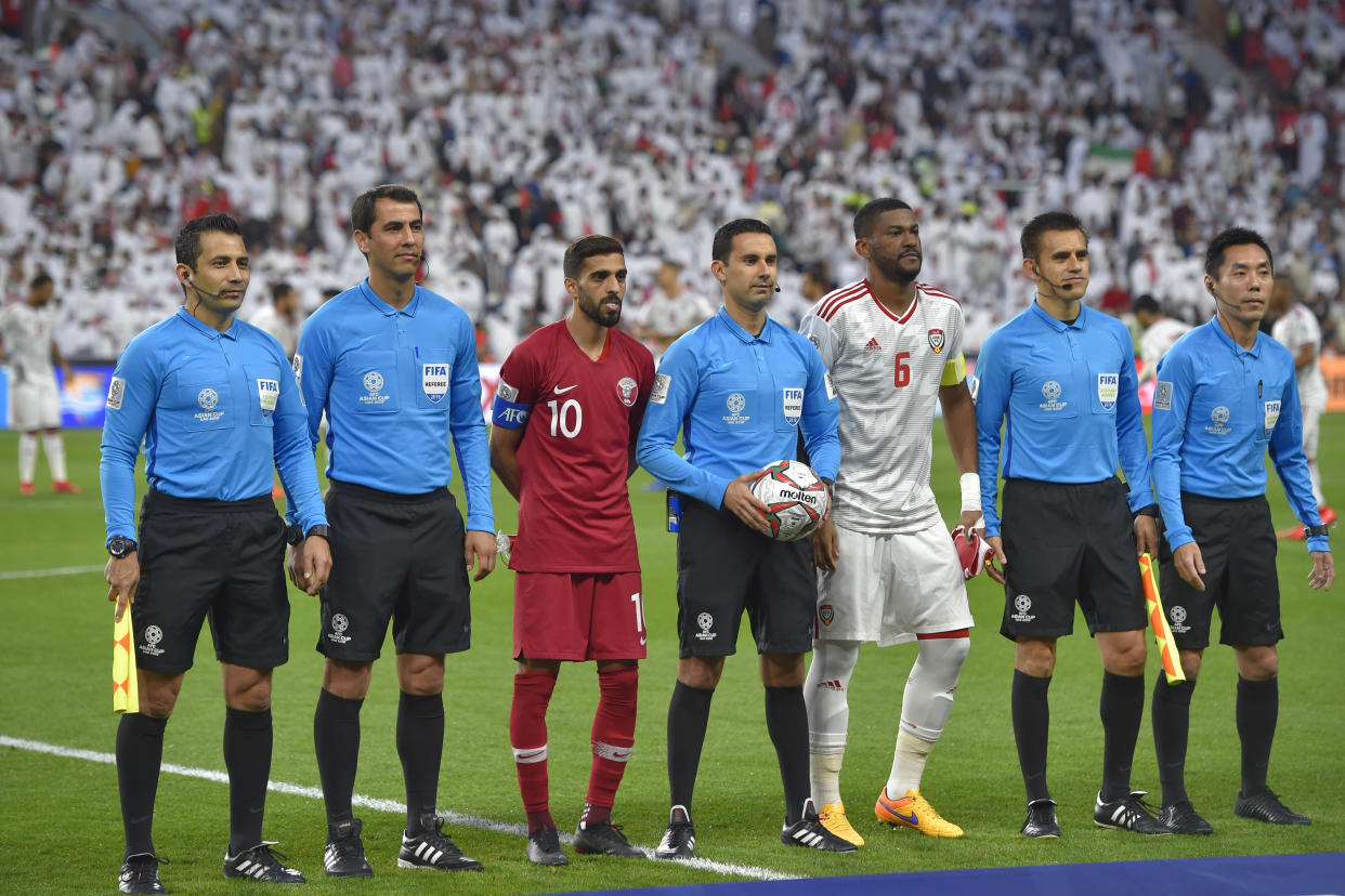 Los árbitros y capitanes antes del partido de semifinal entre Catar y Emiratos Árabes Unidos. César Arturo Ramos, árbitro central. / Foto: Getty Images