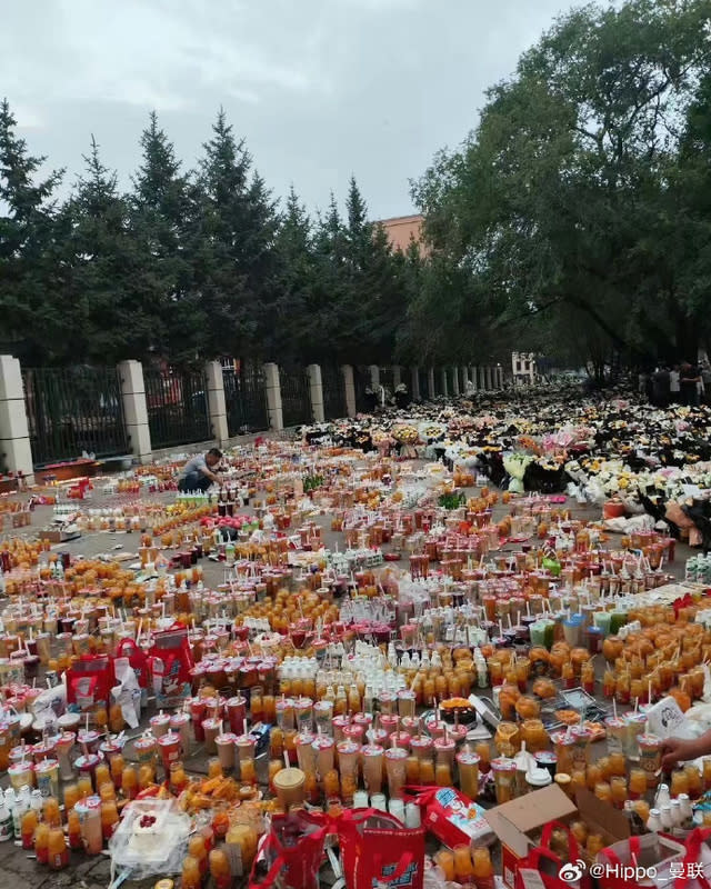 近期許多為亡者悼念的中國民眾，到第三十四中學門口擺放鮮花與食物。   圖：翻攝自朱韵和推特
